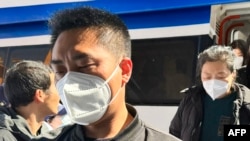 台湾中央通讯社 (CNA) 于 2024 年 2 月 20 日拍摄并发布的这张照片显示，在台北管辖的金门岛附近翻船的中国遇难者的亲属抵达金门。