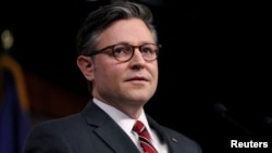 Ketua DPR AS Mike Johnson menggelar konefrensi pers di Gedung Capitol, Washington, pada 14 Februari 2024. (Foto: Reuters/Leah Millis)