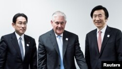 렉스 틸러슨 미국 국무장관(가운데)과 윤병세 한국 외교부 장관(오른쪽), 기시다 후미오 일본 외무상이 16일 독일 본에서 3국 외교장관 회의를 가졌다.