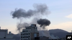2024年10月4日，在美国军机和军舰对也门萨那的胡塞武装据点实施打击后，当地升起滚滚浓烟。