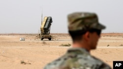 یک عضو نیروی هوایی آمریکا نزدیک سامانه دفاعی پاتریوت در پایگاه هوایی الخرج در عربستان سعودی