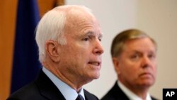 تصویر آرشیوی از جان مک‌کین