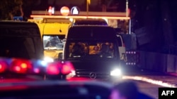 2023年11月26日，一队载有被哈马斯从加沙地带释放的以色列人质的车队抵达拉马特甘的谢巴医疗中心。（法新社）