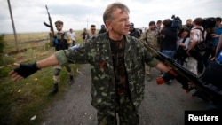 7月22日一名亲俄分离武装人员在马航坠机现场维持秩序