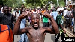 Un homme lors des manifestations à Bujumbura, Burundi, le 13 mai 2015.