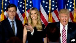 도널드 트럼프 미국 대통령 당선인(오른쪽 부터)이 딸 이반카 트럼프, 사위 재러드 쿠슈너와 함께 지난해 6월 뉴욕에서 열린 대선유세 행사에 참석했다. 트럼프 당선인은 사위 쿠슈너를 백악관 선임고문에 임명했다.
