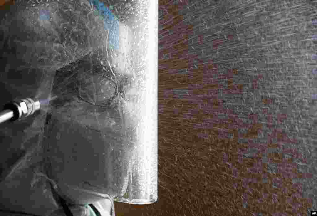 베네수엘라 카라카스의 한 의사가 호텔에 격리된 신종 코로나바이러스 감염 환자를 검사한 후 소독약을 뿌리고 있다. 