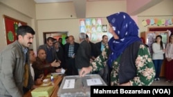 Turkey heads to the polls to cast vote in constitutional referendum - Diyarbakir
