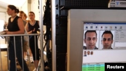 游客参观美国纽约自由女神像之前接受面部识别检查 - 资料照片