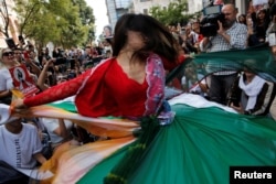 Mikaeil Alizadeh, anayejulikana kwa jina la Leo, akiwatumbuiza waandamanaji mjini Istanbul, Uturuki. October 4, 2022.