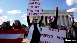 美国的拉美裔联盟在华盛顿的林肯纪念堂游行，要求增加对波多黎各的救灾援助（2017年11月9日）