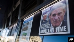 Naslovna strana "Boston Heralda" izložena ispred Muzeja novinarstva u Washingtonu, 23. marta 2019. (Foto: AP/Alex Brandon) 