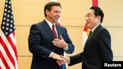 日本首相岸田文雄在东京会晤到访的美国佛罗里达州州长德桑蒂斯。（2023年4月24日）