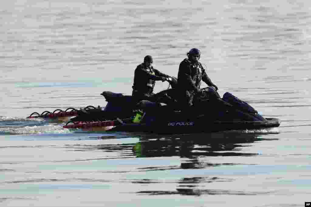 2025年1月30日，弗吉尼亚州阿灵顿，从里根华盛顿国家机场可以看到波托马克河上的现场搜救工作。