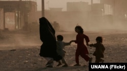 Familia ya Afghanistan yenye watoto wa kike ambao wameelezwa haki zao kukiukwa.