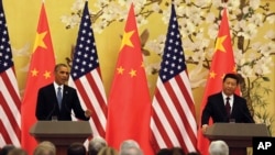 美国总统奥巴马（左）11月12日与中国领导人习近平在北京人民大会堂举行联合记者会时发表讲话