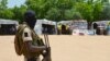 Un soldat nigérian monte la garde dans un camp pour personnes déplacées, abritant quelque 300 000 réfugiés nigérians et déplacés internes par Boko Haram, à Diffa, au Niger, le 17 août 2016. (Photo by BOUREIMA HAMA / AFP)