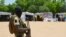Un soldat nigérian monte la garde dans un camp pour personnes déplacées, abritant quelque 300 000 réfugiés nigérians et déplacés internes par Boko Haram, à Diffa, au Niger, le 17 août 2016. (Photo by BOUREIMA HAMA / AFP)