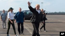 Predsednik Donald Tramp i prva dama Melanija Tramp pred ukrcavanje u predsednički avion "Er fors 1" pred posetu područijima pogođenim uraganom Harvi, 2. septembar 2017.