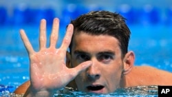 Le nageur américain Michael Phelps fait des gestes après sa victoire sur les 200 m papillon en compétition olympique, mercredi, le 29 juin 2016 à Omaha. 