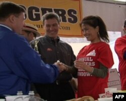 李蕙在罗伊·罗杰斯的吃汉堡大赛赢得第三名