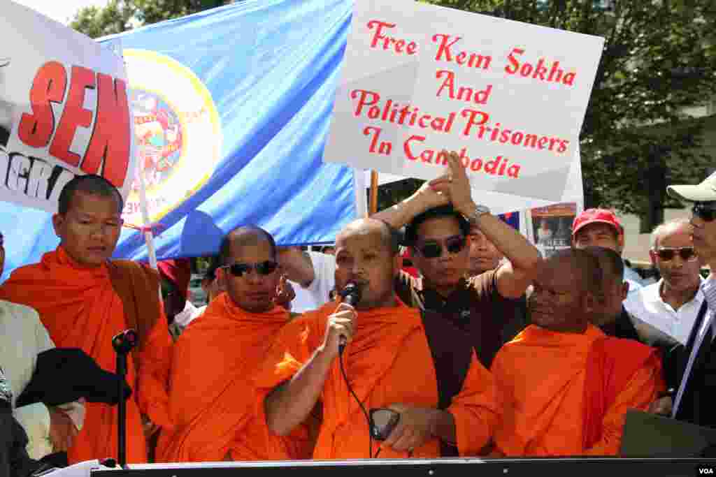 ព្រះសង្ឃមកពីវត្ត​មុនីសុតារាម&nbsp; នៅរដ្ឋ​មីនីសូតា ​សហរដ្ឋ​អាមេរិក មក​ជួបជុំ​គ្នា​ធ្វើ​បាតុកម្ម​តវ៉ា​ឲ្យ​មាន​ការ​គោរព​សិទ្ធិមនុស្ស និង​លិទ្ធិ​ប្រជាធិបតេយ្យ​នៅ​កម្ពុជា និង​ការ​ដោះលែង​លោក កឹម សុខា នៅ​មុខ​ក្រសួង​ការបរទេស រដ្ឋធានី​វ៉ាស៊ីនតោន កាលពី​ថ្ងៃទី១៥ ខែកញ្ញា ឆ្នាំ២០១៧។ (សាយ ​មុន្នី/VOA)