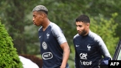 Presnel Kimpembe, à gauche, arrive à Clairefontaine, Franc, le 5 juin 2018