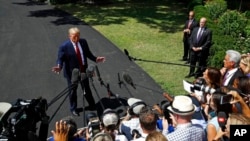 特朗普总统在登上“海军陆战队一号”直升机前在白宫南草坪对媒体讲话。(2019年8月21日)