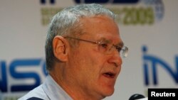 آموس یادلین سال ۲۰۱۰ بازنشسته شد. 