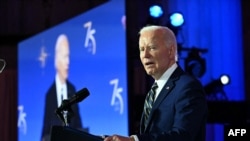 2024年7月9日，美国总统拜登在华盛顿梅隆礼堂举行的北约成立75周年庆祝活动上发表讲话。(法新社照片)