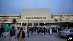 د پښتونخوا ملي عوامي پارټۍ سېڼتر عثمان کاکړ وویل پاکستان د تېرو ۷۰ کلونو راهسې د کشمیر فتح کوولو خبره کوي خو د کشمیر پرځای د پاکستان امنیتي ادارې په قبایلي ضلعو، بلوچستان، کراچۍ او د ملک په نورو برخو قابو مومي