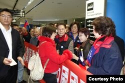 洪秀柱1月13日晚间抵达旧金山国际机场受到当地侨胞热情迎接。（图片来源：国民党）