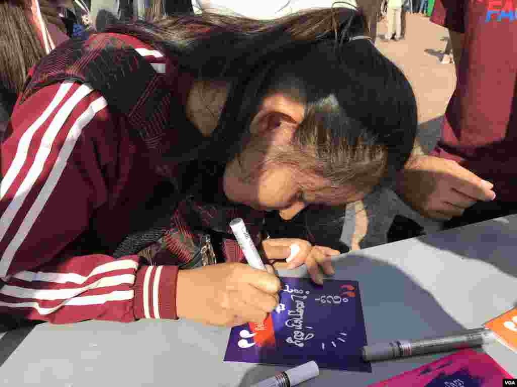 ក្រុម​យុវជន​ចូលរួម​ការ​ប្រាព្ធ​ទិវា​សិទ្ធិ​មនុស្ស​អន្តរជាតិ ១០ ធ្នូ ​លើកទី​៧១ នៅ​ពហុ​កីឡា​ដ្ឋាន​ជាតិ​អូឡាំពិក នៅ​ថ្ងៃទី​០៧ ខែ​ធ្នូ ឆ្នាំ​២០១៩។ (កាន់ វិច្ឆិកា/VOA)​