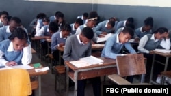 Barattoota qormaata kutaa Kudhanii fudhachaa jiran (Suuraa faayilii) 