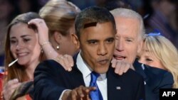 Presiden AS Barack Obama dan Wapres Joe Biden merayakan kemenangan dalam pilpres AS di Chicago, Illinois, Rabu dini hari (7/11).