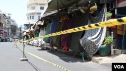 រូប​ឯកសារ៖ ផ្សារចាស់ក្នុង​រាជធានី​ភ្នំពេញ​ត្រូវបិទដំណើរការលក់ដូរ ក្រោយរដ្ឋាភិបាលប្រកាសបិទផ្សារមិនរៀបរយទូទាំងរាជធានី ដើម្បីទប់ស្កាត់ការរីករាលដាលជំងឺកូវីដ១៩ ក្នុងអំឡុងពេលបិទខ្ទប់នៅរាជធានីភ្នំពេញ និងក្រុងតាខ្មៅ ថ្ងៃទី២៦ ខែមេសា ឆ្នាំ២០២១។ (កាន់ វិច្ឆិកា/វីអូអេ)