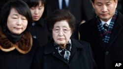 지난 2011년 12월 김대중 전 대통령의 부인 이희호 여사(가운데)가 북한을 방문하기 위해 파주시 남북출입사무소에 도착했다. (자료사진)