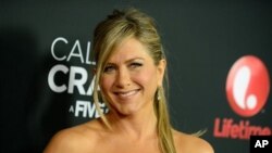 Jennifer Aniston tiba di tempat penayangan perdana film televisi "Call Me Crazy: A Five Film" di Los Angeles (16/4). (AP/Jordan Strauss/Invision)