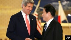 جان کری، وزیر امور خارجه آمریکا (چپ) و فومیو کیشیدا، وزیر خارجه ژاپن. توکیو- 14 آوریل 