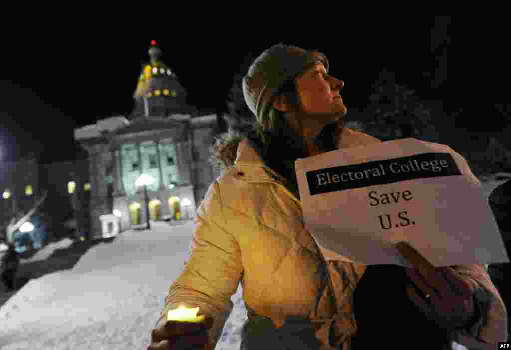 អ្នកស្រី Ruth Fulton អាយុ​ ៤៤​ឆ្នាំ ធ្វើ​ការ​តវ៉ា​ប្រឆាំង​នឹង​ប្រធានាធិបតី​ជាប់​ឆ្នោត​លោក​ដូណាល់ ត្រាំ​ ខាង​អគារ​ Colorado Capitol នៅ​មុន​ថ្ងៃ​បោះឆ្នោត​ Electoral College ក្នុង​ក្រុង​ Denver រដ្ឋ​ Colorado កាល​ពី​ថ្ងៃ​ទី១៨ ខែ​ធ្នូ ឆ្នាំ​២០១៦។&nbsp;