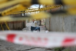 រូប​ឯកសារ៖ បារ៉ាស និងខ្សែរចងបិទផ្លូវចូលតំបន់ក្រហម ក្នុងសង្កាត់បឹងសាឡាង ខណ្ឌទួលគោក ក្នុងអំឡុងពេលបិទខ្ទប់ នៅរាជធានីភ្នំពេញ នៅថ្ងៃទី២៣ ខែមេសា ឆ្នាំ២០២១។ (កាន់ វិច្ឆិកា/វីអូអេ)