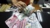 Seorang teller di tempat penukarang uang asing (money changer) tengah menghitung lembaran uang kertas dolar Amerika di atas uang kertas rupaih Indonesia di Jakarta, 12 Agustus 2015 (Antara).