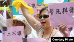 促统团体成员到日本交流协会台北事务所要求归还钓鱼岛(中央社)