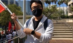 加州州立大学学生披同学接受美国之音采访。（美国之音2021年3月13日洛杉矶）