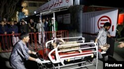 阿富汗首都喀布尔发生一起自杀式袭击，医院工作人员将一名伤者送往医院。（2018年11月20日）