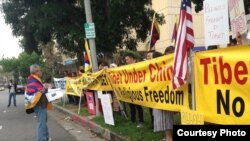 示威者要求宗教信仰自由（照片由刘雅雅提供）