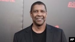 Denzel Washington en el pre-estreno en Los Angeles de su película "The Equalizer 2", el 17 de julio. La secuela ganó la taquilla el fin de semana de su estreno enfrentada a "Mama Mia Here We Go Again", otra secuela, que llegó en segundo lugar.
