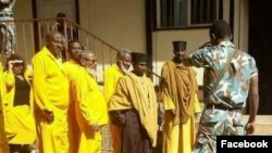 የዋልድባ መነኮሳት ከሌሎች ተከሳሾች ጋራ (ፎቶው የተገኘው ከፌስ ቡክ ገፅ ነው)