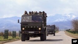 داوطلبان ارمنی پشت یگ کامیون کاماز به سمت خط مقدم درگیری ها در قره باغ می روند - دوشنبه