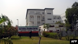 Un homme passe devant l'hôpital national à Abuja, au Nigeria, le 14 janvier 2016.